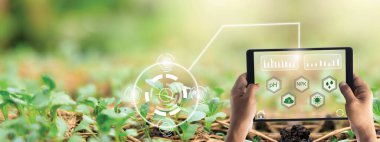 Zeki genç çiftçiler çiftliklerini yönetmek için tablet kullanır ve teknolojiyi iş süresini azaltmak ve kolaylığı artırmak için kullanır. akıllı tarım kavramı