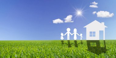 Panorama kağıdından ev ve aile, baba, anne, oğul ve kızdan oluşur. yeşil çimlerin üzerinde mavi gökyüzü arkaplanı. rüya ev. Kredi kredisi ve emlak kavramı.
