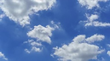 Kabarık tüylü beyaz bulutlar mavi gökyüzü arkaplanlı bulutlu zaman çizelgesi. Doğal beyaz bulutlar arka plan.