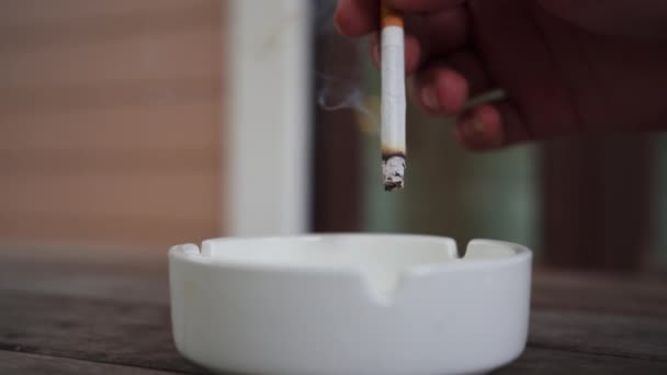 衣衫褴褛的男人手里拿着点燃烟的香烟 香烟烟雾将致癌物质和Covid 19病毒传染给周围的人 吸烟是有害健康的药物滥用 — 图库视频影像
