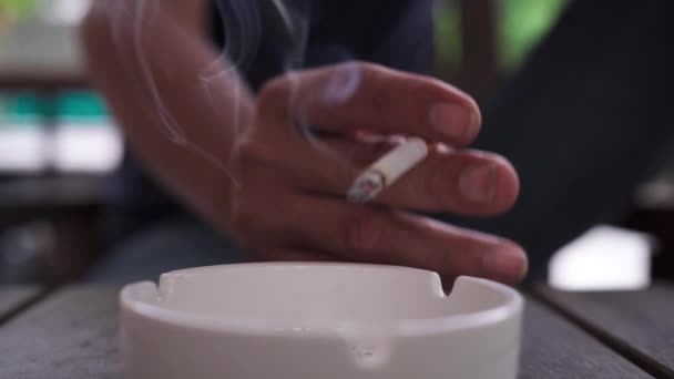 Primer Plano Hombre Cigarrillo Quemando Humo Mano Humo Del Tabaco — Vídeos de Stock