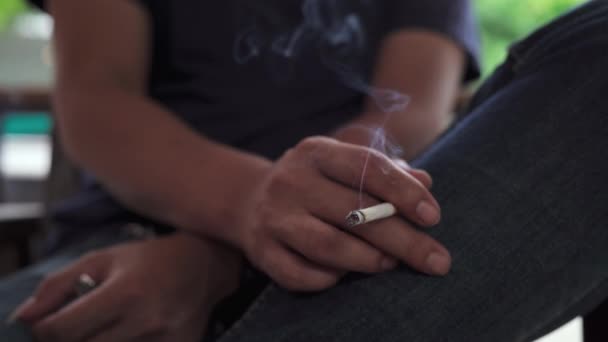 Primer Plano Hombre Cigarrillo Quemando Humo Mano Humo Del Tabaco — Vídeos de Stock