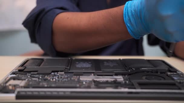 Técnico Vestindo Luvas Borracha Ventilador Limpeza Placa Memória Laptop Com — Vídeo de Stock