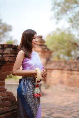 Tayland 'daki Songkran Festivali sırasında Tayland kıyafeti giyen neşeli bir Asyalı kadının portresi. Tayland Yeni Yıl Günü. Tayland geleneği.