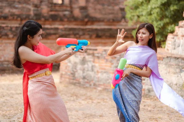 タイのソンクラン祭りでタイの民族衣装を着た陽気なアジアの女性の肖像画 タイの元日 タイの伝統 — ストック写真