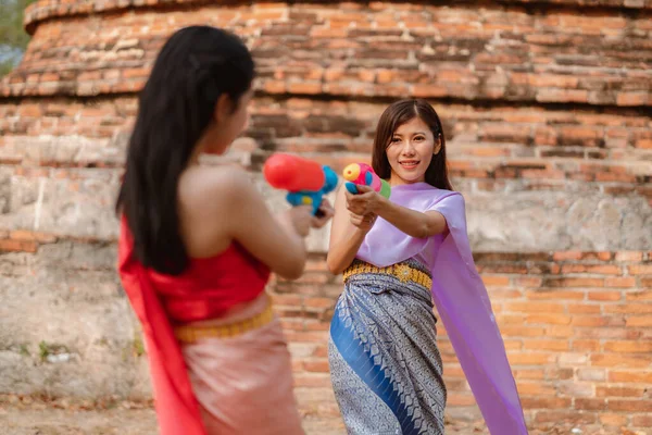 タイのソンクラン祭りでタイの民族衣装を着た陽気なアジアの女性の肖像画 タイの元日 タイの伝統 — ストック写真