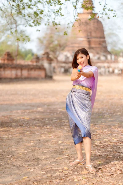 Retrato Uma Mulher Asiática Alegre Vestindo Traje Nacional Tailandês Durante — Fotografia de Stock