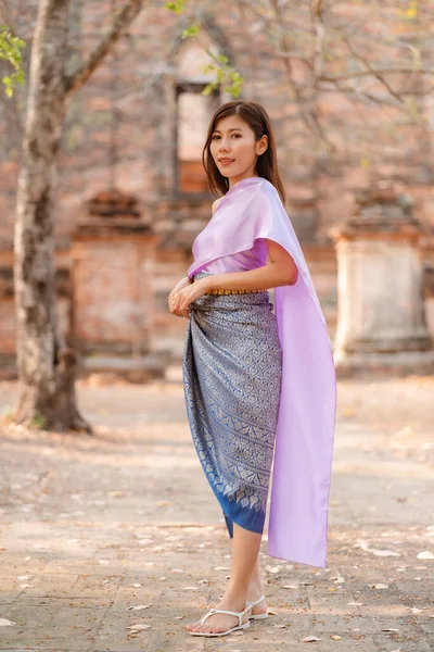 Retrato Uma Mulher Asiática Alegre Vestindo Traje Nacional Tailandês Durante — Fotografia de Stock