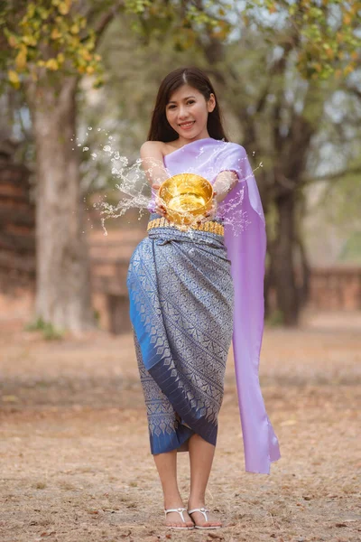タイのソンクラン祭りでタイの民族衣装を着た陽気なアジアの女性の肖像画 タイの元日 タイの伝統 — ストック写真