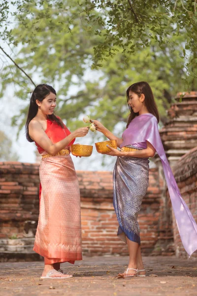 タイのソンクラン祭りでタイの民族衣装を着た陽気なアジアの女性の肖像画 タイの元日 タイの伝統 — ストック写真