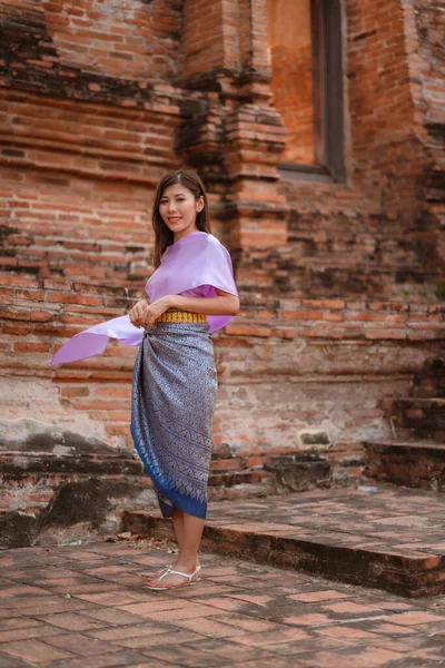 在泰国Songkran节期间 一名身穿泰国民族服装的快乐的亚洲女人的画像 泰国元旦 泰国传统 — 图库照片