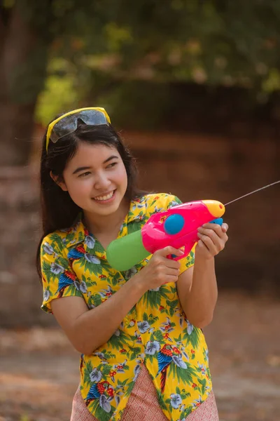 Dos Jóvenes Asiáticas Juegan Las Armas Agua Durante Festival Songkran — Foto de Stock