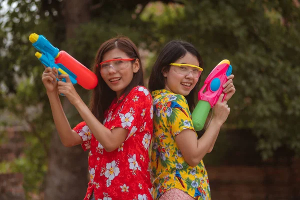 Duas Jovens Asiáticas Jogam Água Com Armas Durante Festival Songkran — Fotografia de Stock