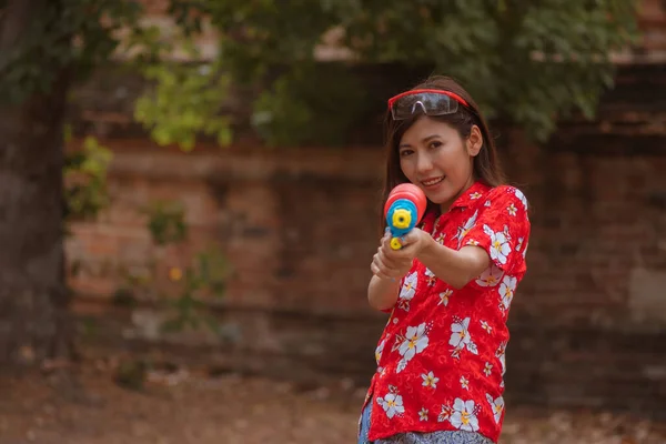 Duas Jovens Asiáticas Jogam Água Com Armas Durante Festival Songkran — Fotografia de Stock