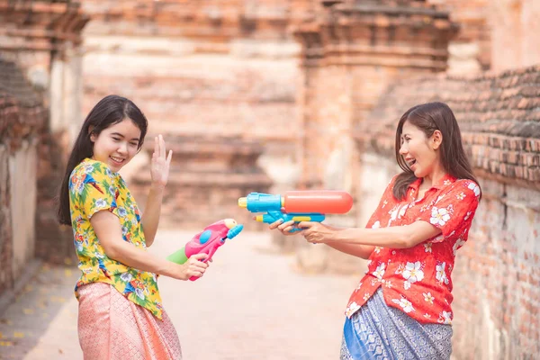 Dwie Młode Azjatki Bawią Się Wodą Pistoletu Podczas Festiwalu Songkran — Zdjęcie stockowe