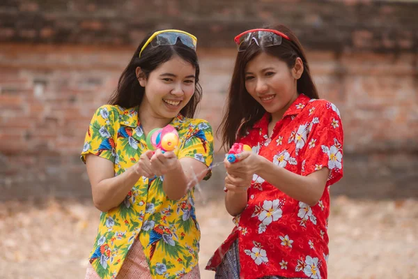 Duas Jovens Asiáticas Jogam Água Com Armas Durante Festival Songkran — Fotografia de Stock