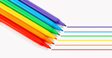 Beyaz arkaplanda izole edilmiş gökkuşağı renkleri var. LGBTQ gökkuşağı bayrağı Eşcinsel gururu. Boşluğu kopyala