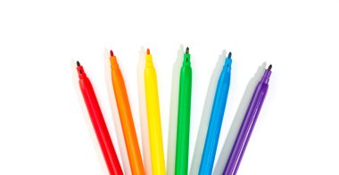 Beyaz arkaplanda izole edilmiş gökkuşağı renkleri var. LGBTQ gökkuşağı bayrağı Eşcinsel gururu. Boşluğu kopyala