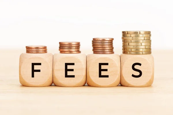 Ξύλινα Μπλοκ Κείμενο Fees Ξύλινο Τραπέζι Αντιγραφή Χώρου — Φωτογραφία Αρχείου