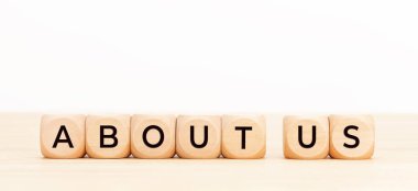 Bizimle ilgili mesajlı tahta blok. Boşluğu kopyala