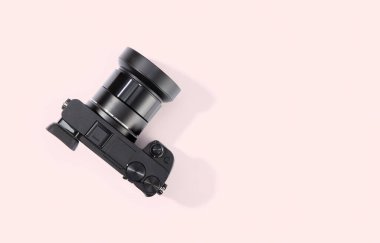 Pembe arka planda izole edilmiş dijital kameranın üst görüntüsü. Boşluğu kopyala