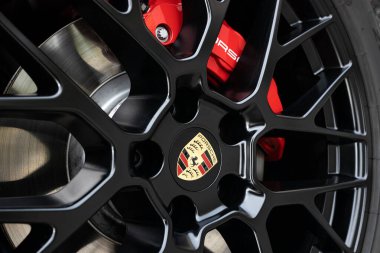 Galiçya, İspanya. 30 Ekim 2020: Siyah tekerlek kenarı ve kırmızı fren kalibre Porsche araba