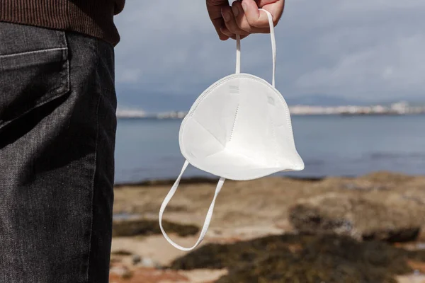 Mannelijke Hand Met Een Gezichtsmasker Een Wild Strand Tijdens Een — Stockfoto