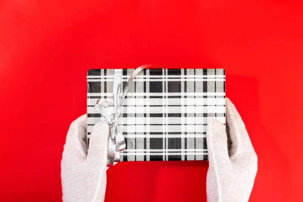 Papai Noel Com Mãos Enluvadas Segurando Presente Natal Fundo Vermelho — Fotografia de Stock