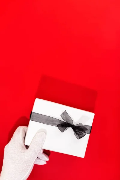 Papai Noel Com Mãos Enluvadas Segurando Presente Natal Fundo Vermelho — Fotografia de Stock