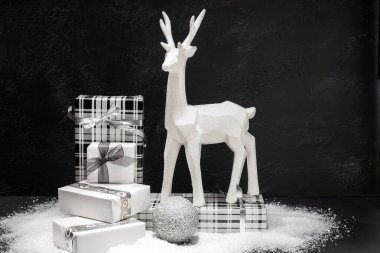 Noel süsü ve siyah arka planda hediye paketi grubu. Noel konsepti. Boşluğu kopyala