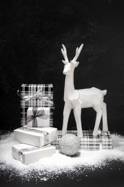 Noel süsü ve siyah arka planda hediye paketi grubu. Noel konsepti. Boşluğu kopyala