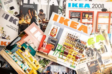 Galiçya, İspanya; Aralık 07, 2020: çeşitli yılların ikea kataloğu. İspanyolca baskısı. Üst görünüm