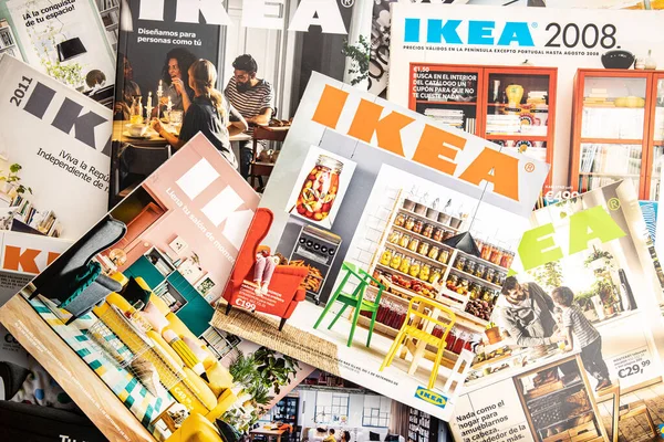 Galiçya Spanya Aralık 2020 Çeşitli Yılların Ikea Kataloğu Spanyolca Baskısı — Stok fotoğraf