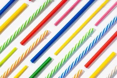 Renkli plastik pipetlerin arka planı. Tek kullanımlık plastik atık