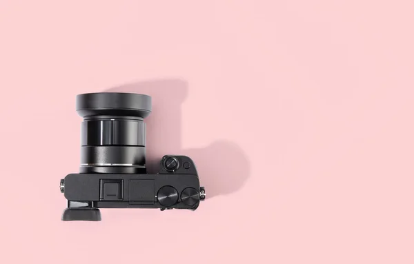 Draufsicht Der Digitalkamera Isoliert Auf Rosa Hintergrund Kopierraum — Stockfoto