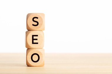 Masadaki tahta bloklarda Seo kelimesi. Beyaz arkaplan kopyalama alanı