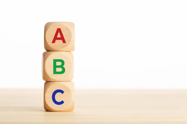 Αλφάβητο Γραμμάτων Abc Ξύλινα Μπλοκ Στοιβαγμένα Ξύλινο Τραπέζι Λευκό Φόντο — Φωτογραφία Αρχείου