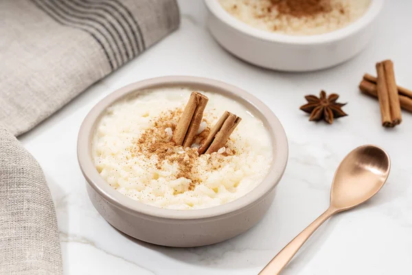 Krämig Rispudding Med Kanel Skål Vitt Marmorbord Typisk Spansk Dessert — Stockfoto