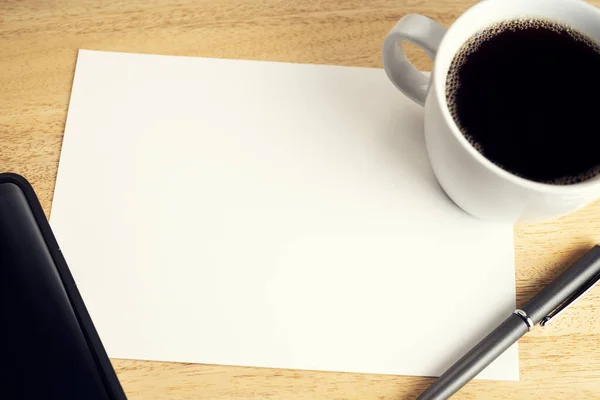 Ahşap Masa Masasında Boş Bir Kağıt Bir Fincan Kahve Kalem — Stok fotoğraf