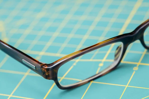 Egy Kék Hátterű Szemüveg Közelsége Másold Helyet Szelektív Fókusz — Stock Fotó