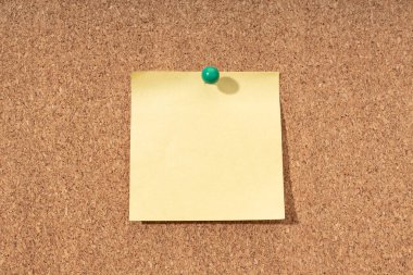 Metin eklemek ve pimi basmak için boş sarı notalı mantar tahtası. Model