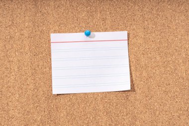 Metin ve pim eklemek için mantar panoya beyaz boş bir not. Model