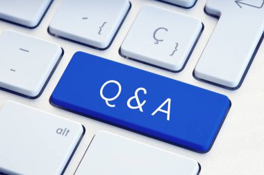 Soru ve Sözcük 'ü mavi bilgisayar klavye anahtarında sor