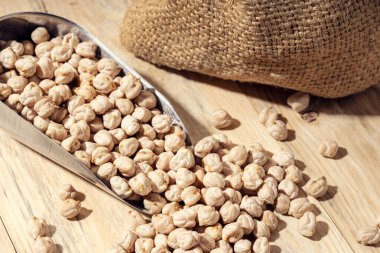 Pişmemiş nohut kepçesi kırsal ahşap masada. Kırsal yaşam