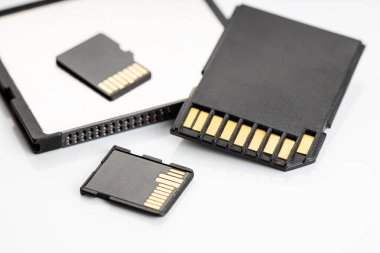 Beyaz masadaki hafıza kartı grubunu kapat. Fotoğraf ekipmanları