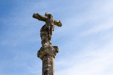 Cruceiro adında antik yontulmuş taş haç. Galiçya, İspanya. Düşük açı. Boşluğu kopyala