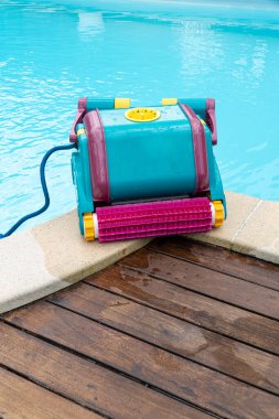 Şişe şekli şişirilebilir yüzme havuzunun su yüzeyinde yüzüyor. Yaz dönemi. Boşluğu kopyala