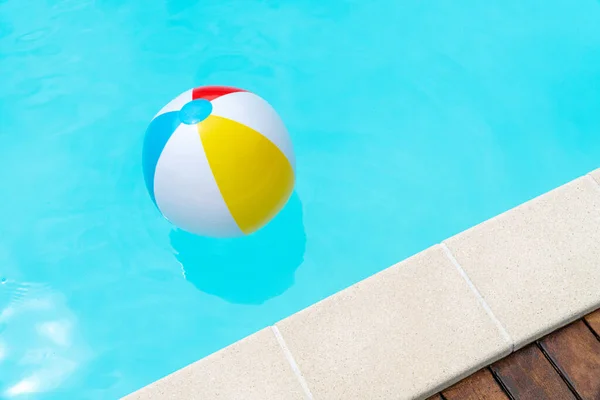 Balle Plage Colorée Flottant Sur Une Piscine Espace Copie — Photo