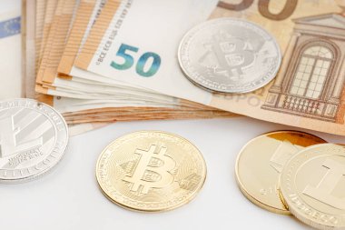 Bir grup kripto para ve Euro banknotları. Zincirleme paraya karşı fiat para kavramı