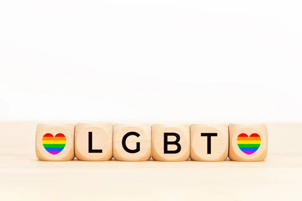 木製のブロック上のLgbtの単語やハートアイコン 虹色だ コピースペースホワイトの背景 — ストック写真